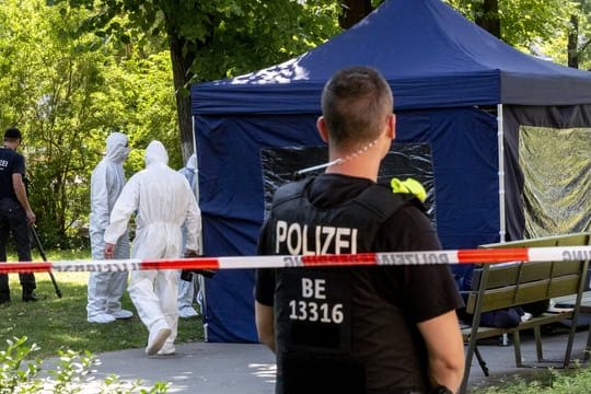 Im Kleinen Tiergarten werden im August 2019 Spuren am Tatort gesichert.