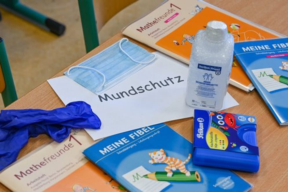 In Brandenburg gilt in Fluren, Treppenhäusern und Mensen eine Maskenpflicht für Schüler und Lehrer, aber nicht in Klassenräumen und auf Schulhöfen.