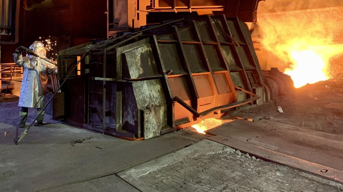 1.500 Grad heißer Stahl: Ein Arbeiter kontrolliert im Hochofen von Eisenhüttenstadt die Temperatur.