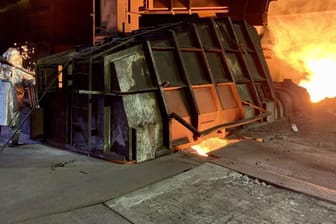 1.500 Grad heißer Stahl: Ein Arbeiter kontrolliert im Hochofen von Eisenhüttenstadt die Temperatur.
