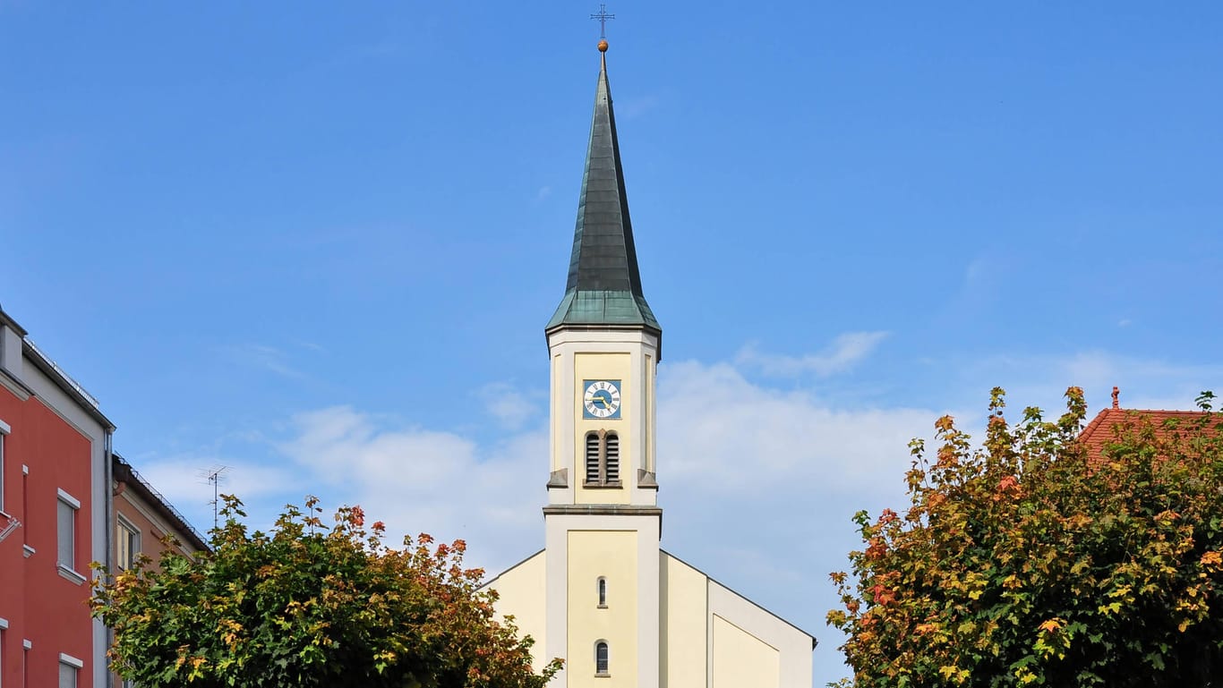Der Kirchturm in Osterhofen: Der Ort an der Donau erlebte den tragischen Tod eines kleinen Jungen.