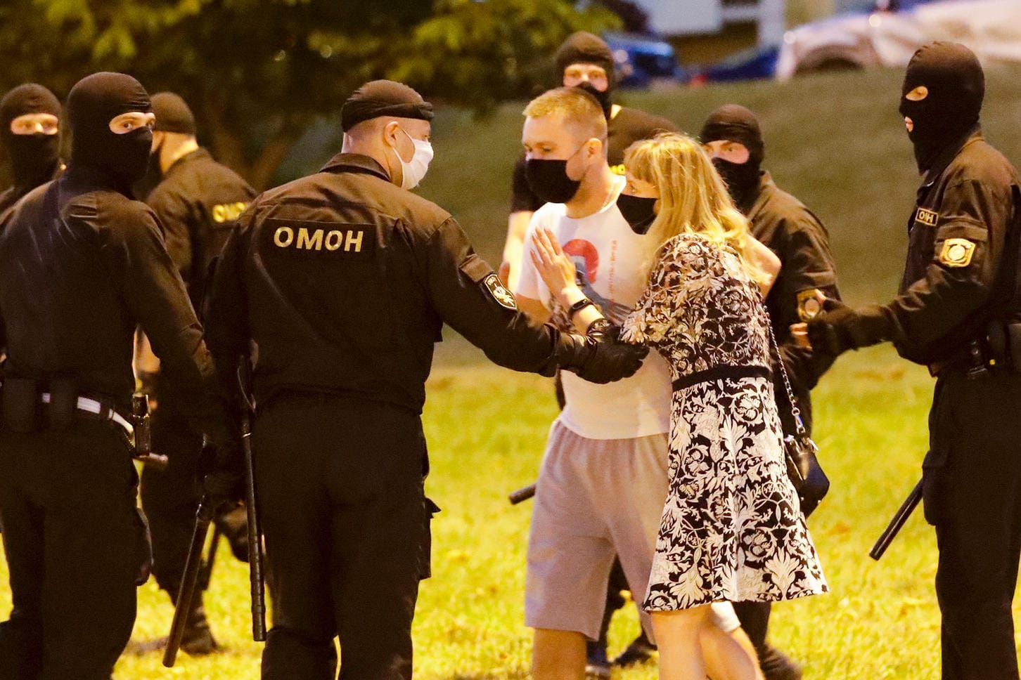 Polizisten verhaften Demonstranten in Minsk: In Belarus ist es nach der Präsidentenwahl zu heftigen Ausschreitungen gekommen.