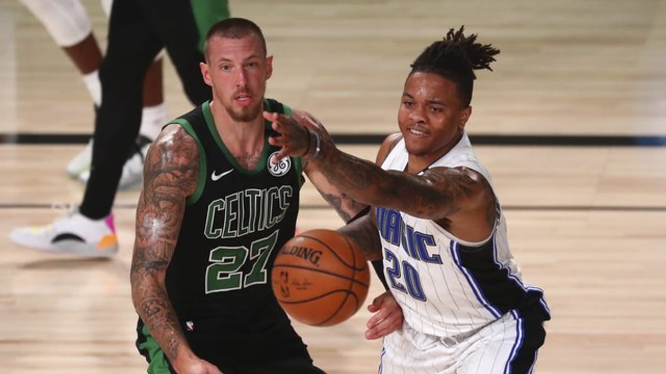 Daniel Theis von den Boston Celtics (l) in Aktion gegen Markelle Fultz (r) von Orlando Magic.