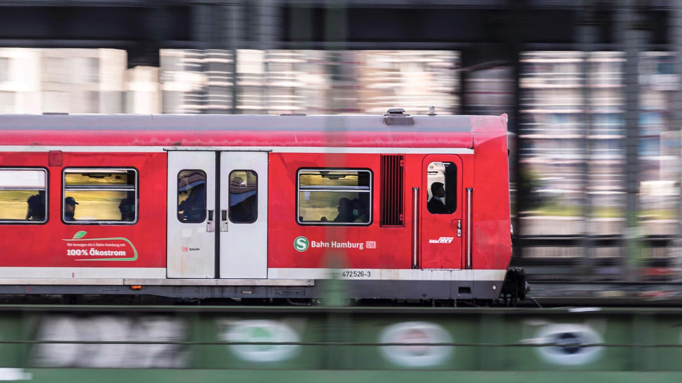 Ein Zug der Hamburger S-Bahn: In einem der Züge hat ein Mann eine Frau schwer verletzt.