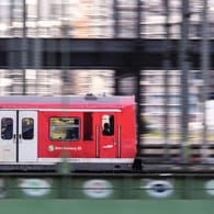 Ein Zug der Hamburger S-Bahn: In einem der Züge hat ein Mann eine Frau schwer verletzt.