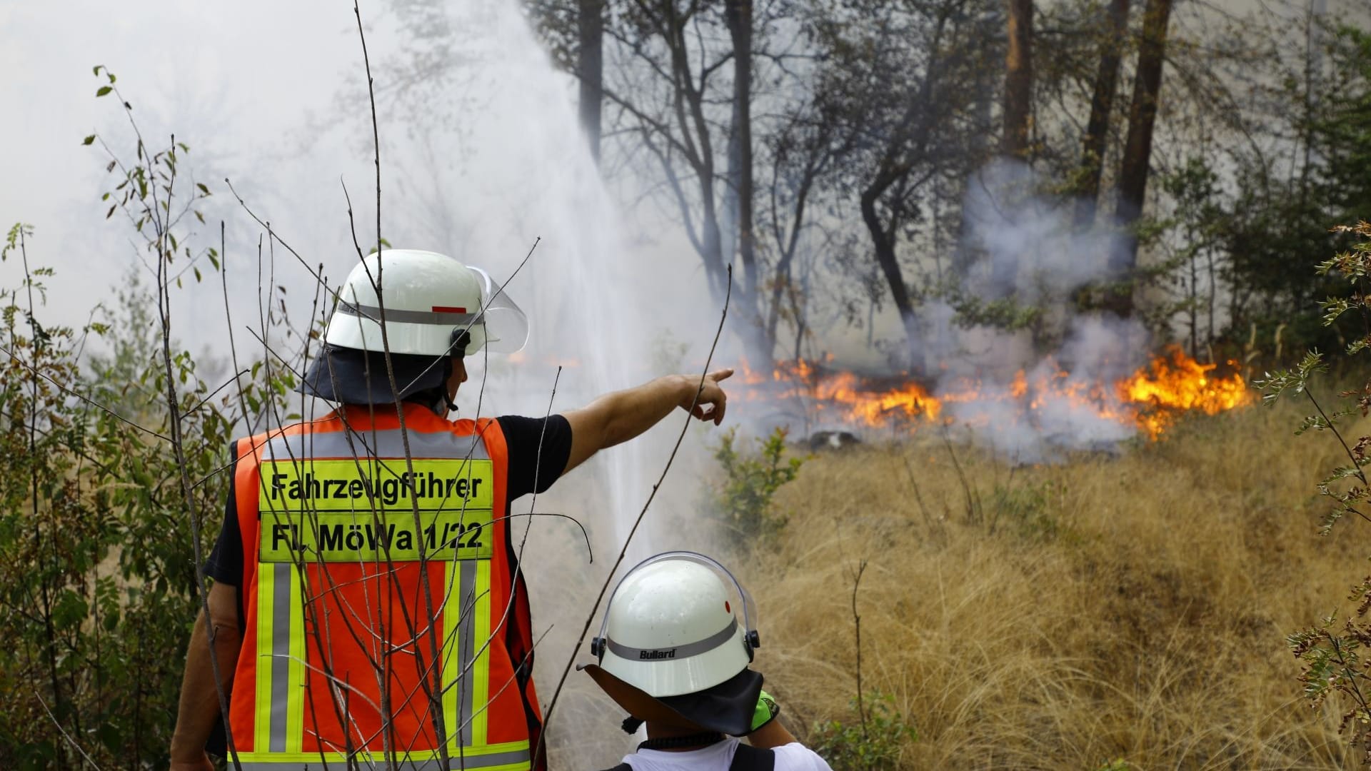 Feuerwehr im Einsatz: Zwischen Mörfelden-Walldorf (Kreis Groß-Gerau) und dem Frankfurter Flughafen ist ein Waldbrand ausgebrochen.