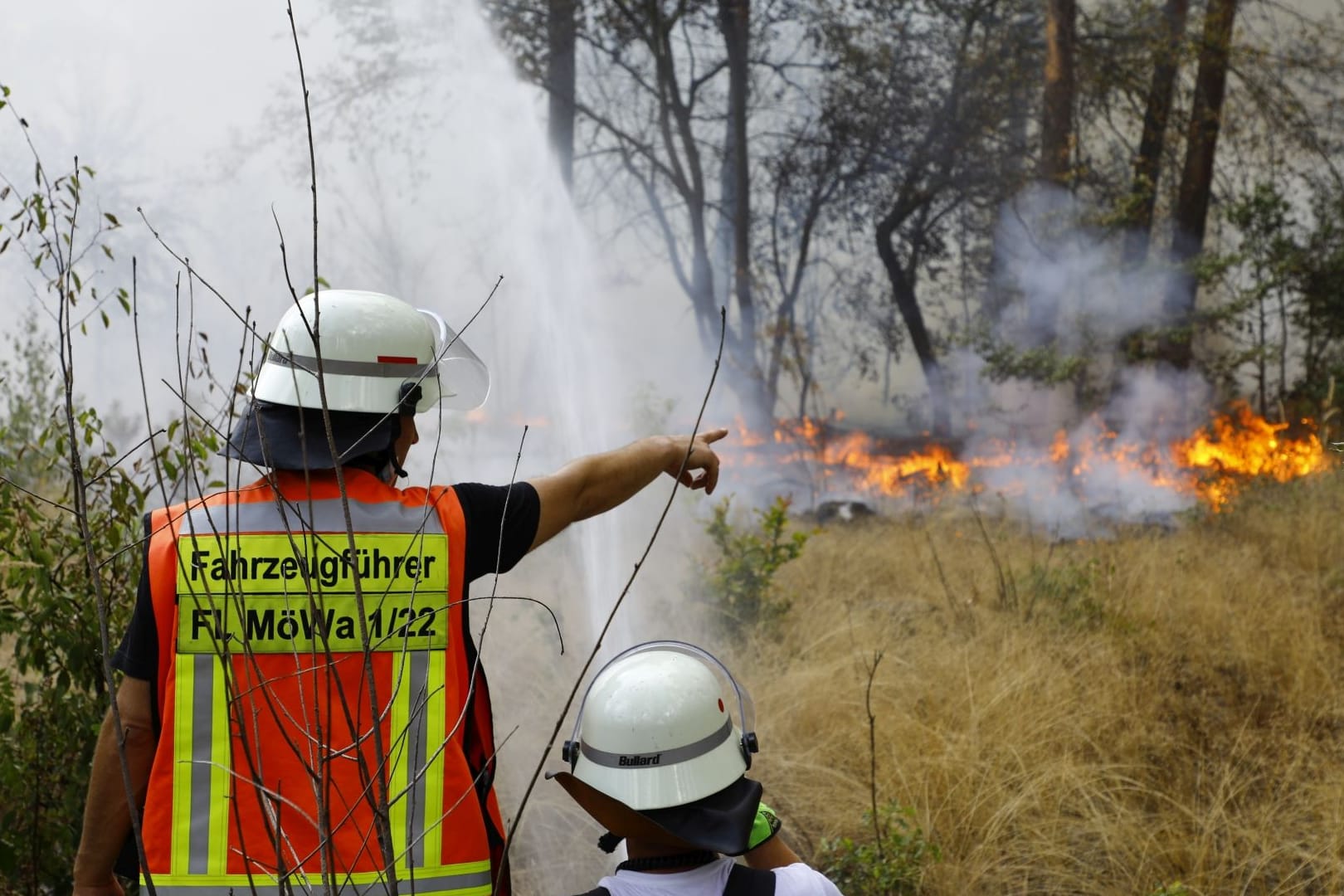 Feuerwehr im Einsatz: Zwischen Mörfelden-Walldorf (Kreis Groß-Gerau) und dem Frankfurter Flughafen ist ein Waldbrand ausgebrochen.