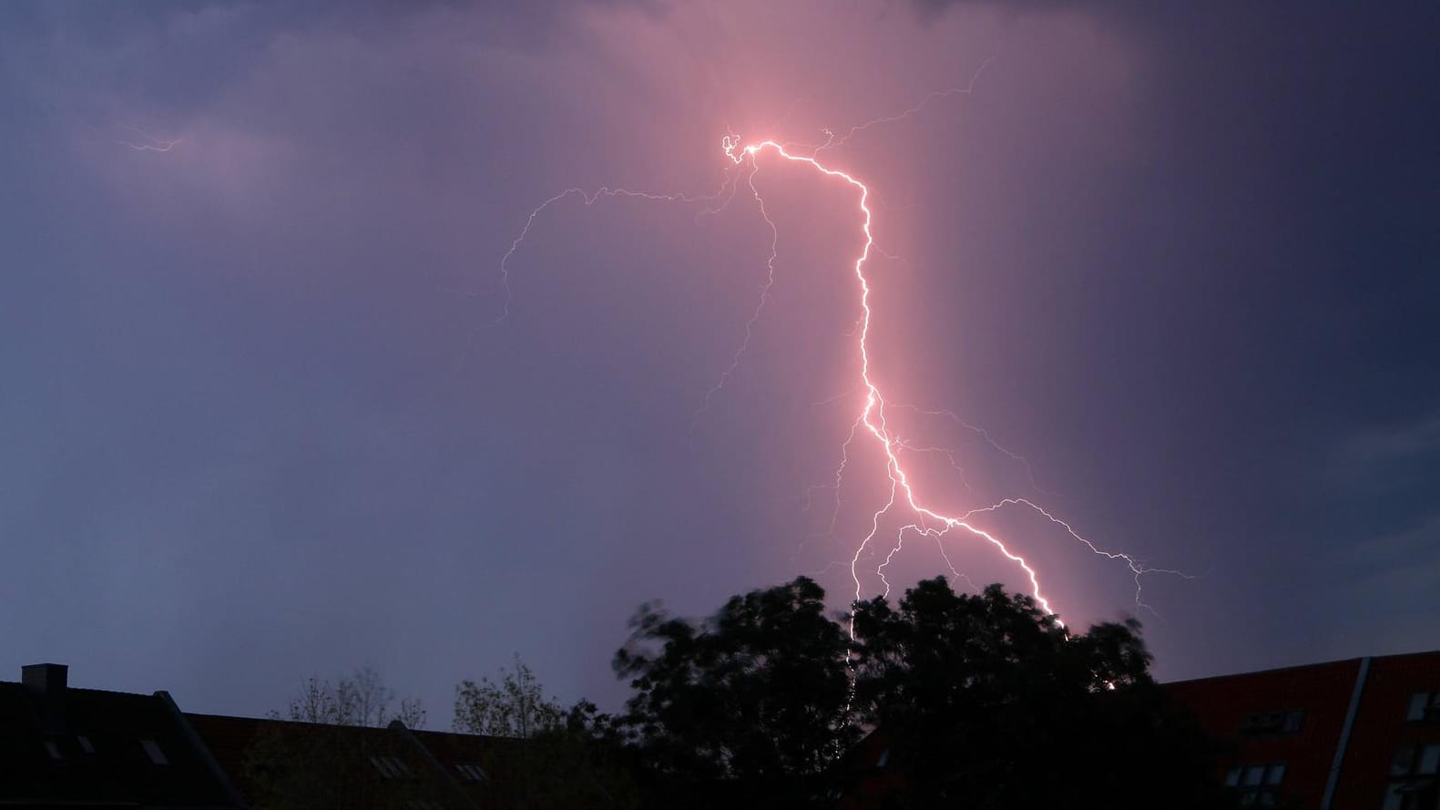 Blitz über Erfurt: Die Hitze bringt in ganz Deutschland Unwetter mit sich.