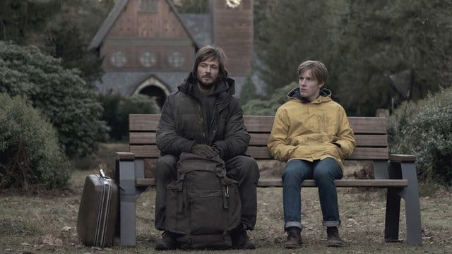 Düsteres Winden: Andreas Pietschmann (l) und Louis Hofmann in einer Szene der ersten Staffel der Netflix-Serie "Dark".