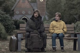 Düsteres Winden: Andreas Pietschmann (l) und Louis Hofmann in einer Szene der ersten Staffel der Netflix-Serie "Dark".