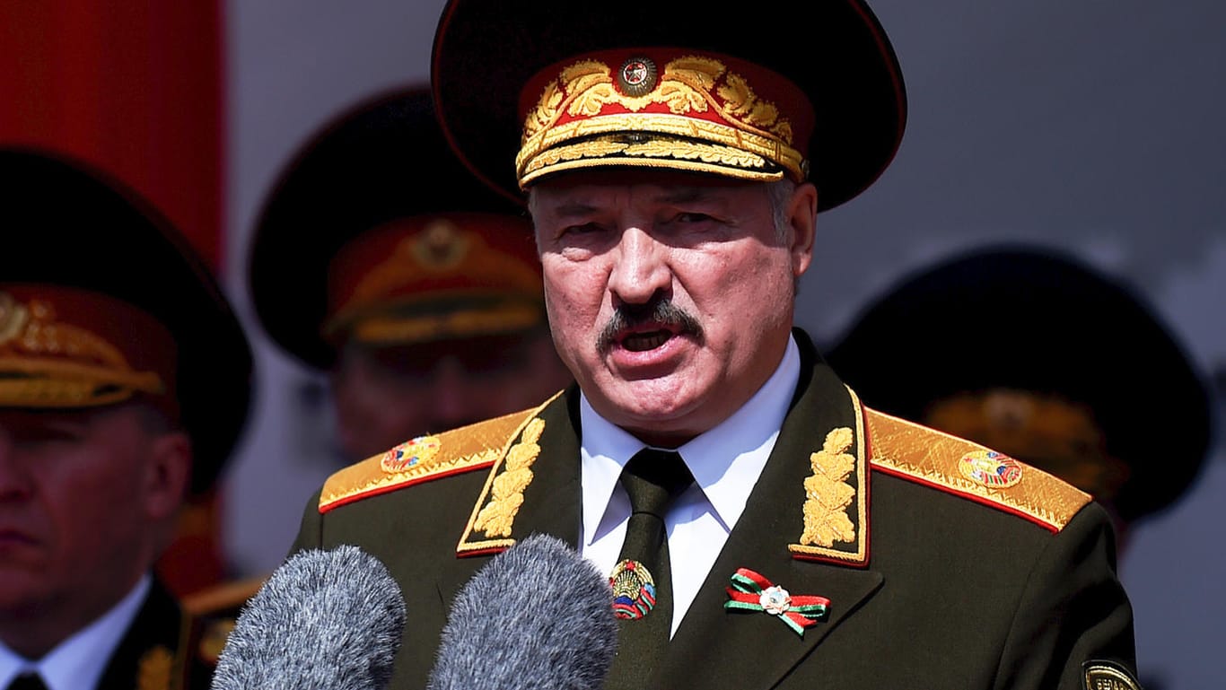 Alexander Lukaschenko in Uniform: Der Präsident herrscht seit mehr als 26 Jahren in Belarus.