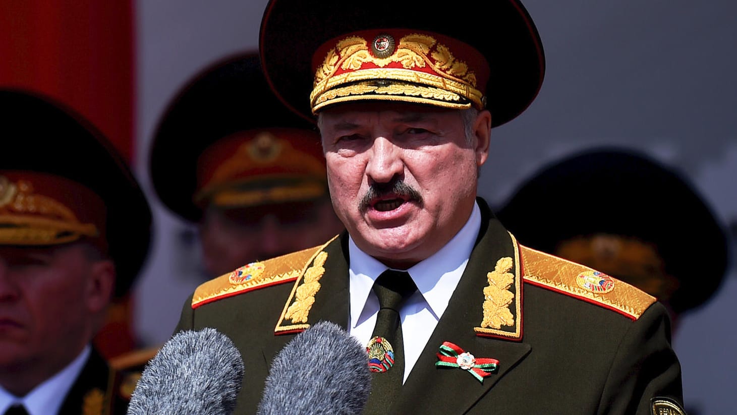 Alexander Lukaschenko in Uniform: Der Präsident herrscht seit mehr als 26 Jahren in Belarus. Alexander Lukaschenko in Uniform: Der Präsident herrscht seit mehr als 26 Jahren in Belarus.