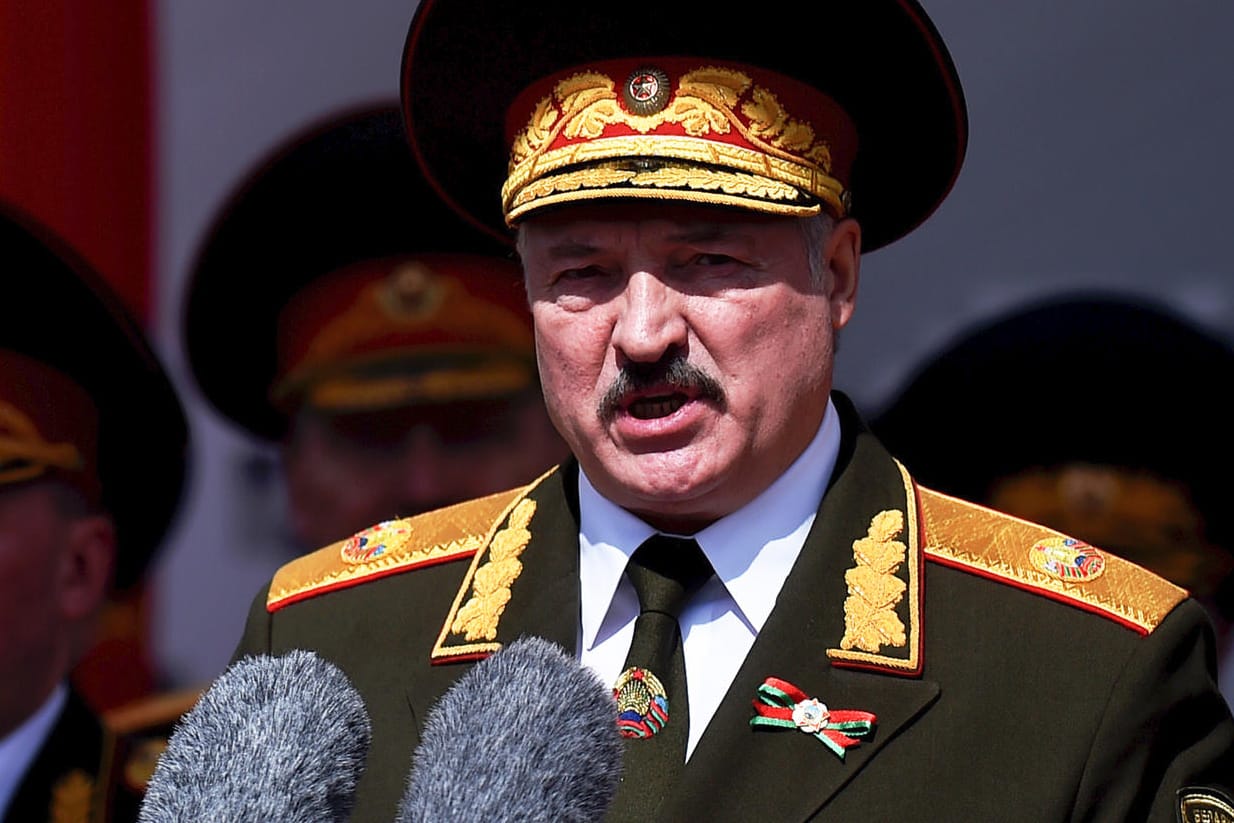 Alexander Lukaschenko in Uniform: Der Präsident herrscht seit mehr als 26 Jahren in Belarus.