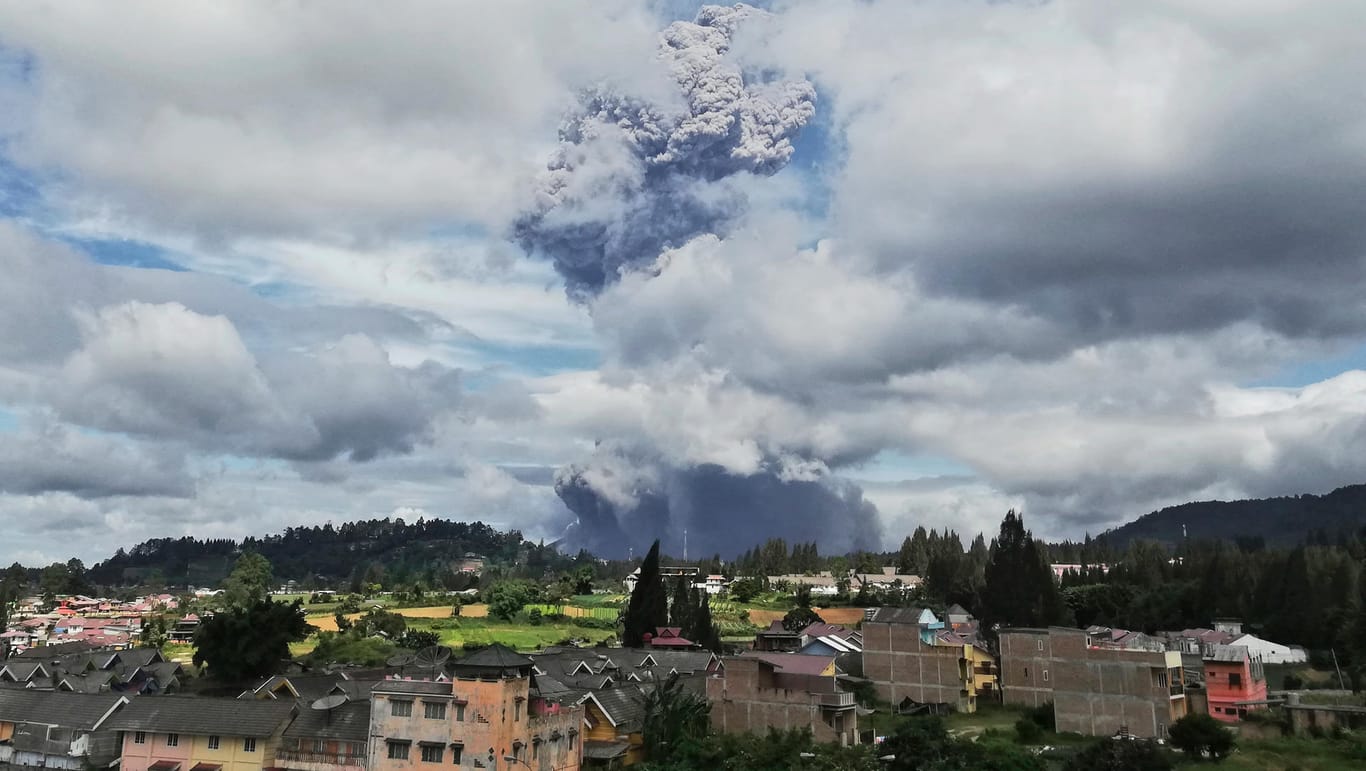 Blick auf den Sinabung im Norden Sumatras: Seit dem Wochenende ist der Vulkan wieder aktiv.