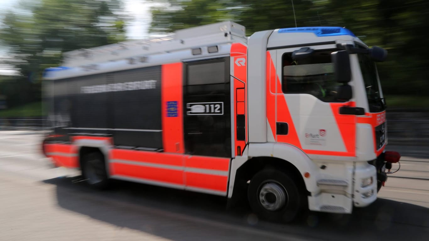 Feuerwehrauto im Einsatz: Die Helfer verhinderten ein Übergreifen der Flammen auf ein Wohnhaus. (Symbolfoto)