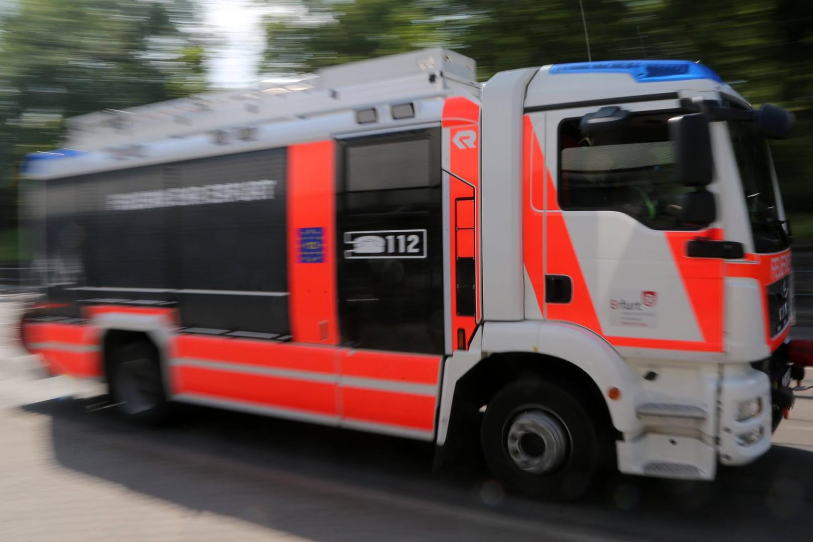 Feuerwehrauto im Einsatz: Die Helfer verhinderten ein Übergreifen der Flammen auf ein Wohnhaus. (Symbolfoto)