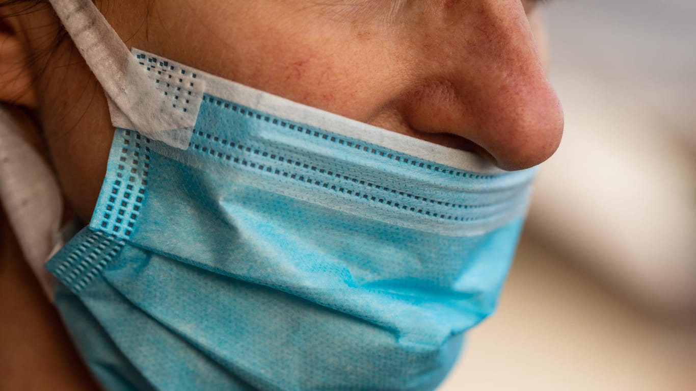 Coronavirus: Die Gesichtsmaske sollte auch immer über der Nase getragen werden.