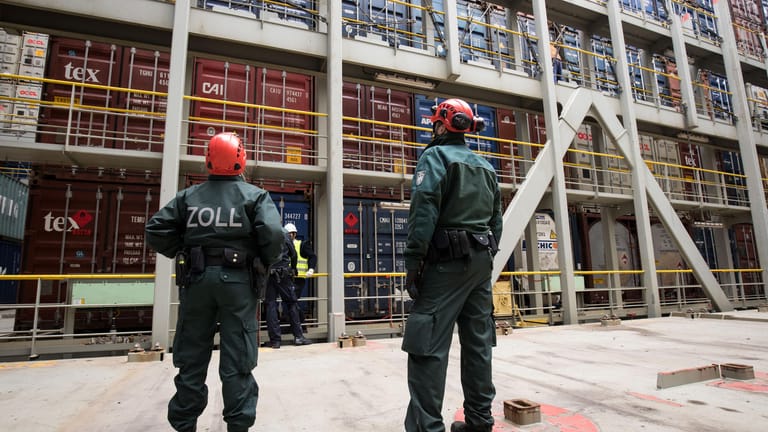 Zöllner stehen im Hafen bei einer Überprüfung auf einem Containerschiff: In Hamburg haben Polizei und Zoll in einem Container rund 1,5 Tonnen Kokain entdeckt.