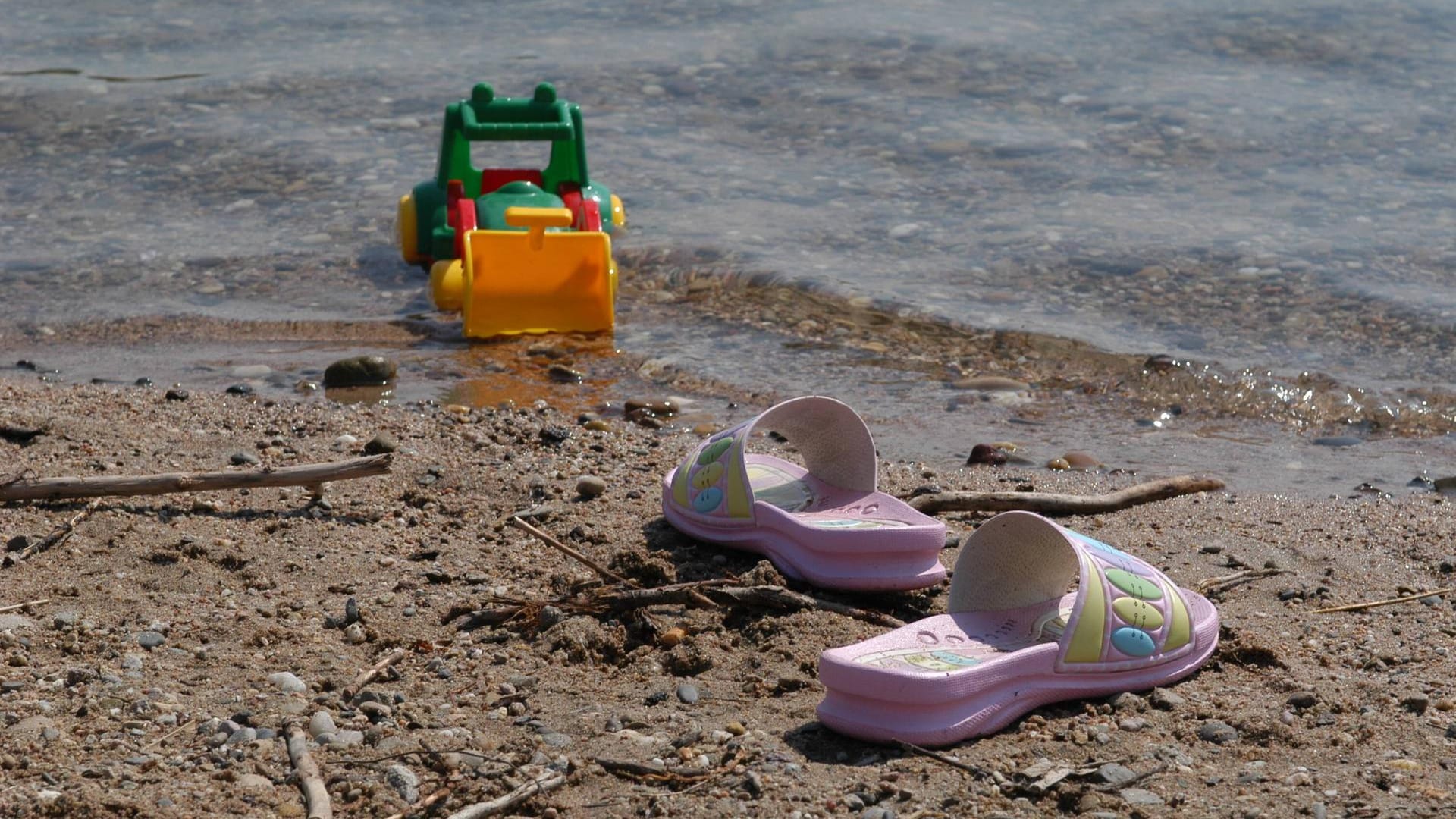 Spielzeug und Badelatschen im Sand: Der Epplesee bei Karlsruhe ist ein beliebtes Erholungsgebiet.