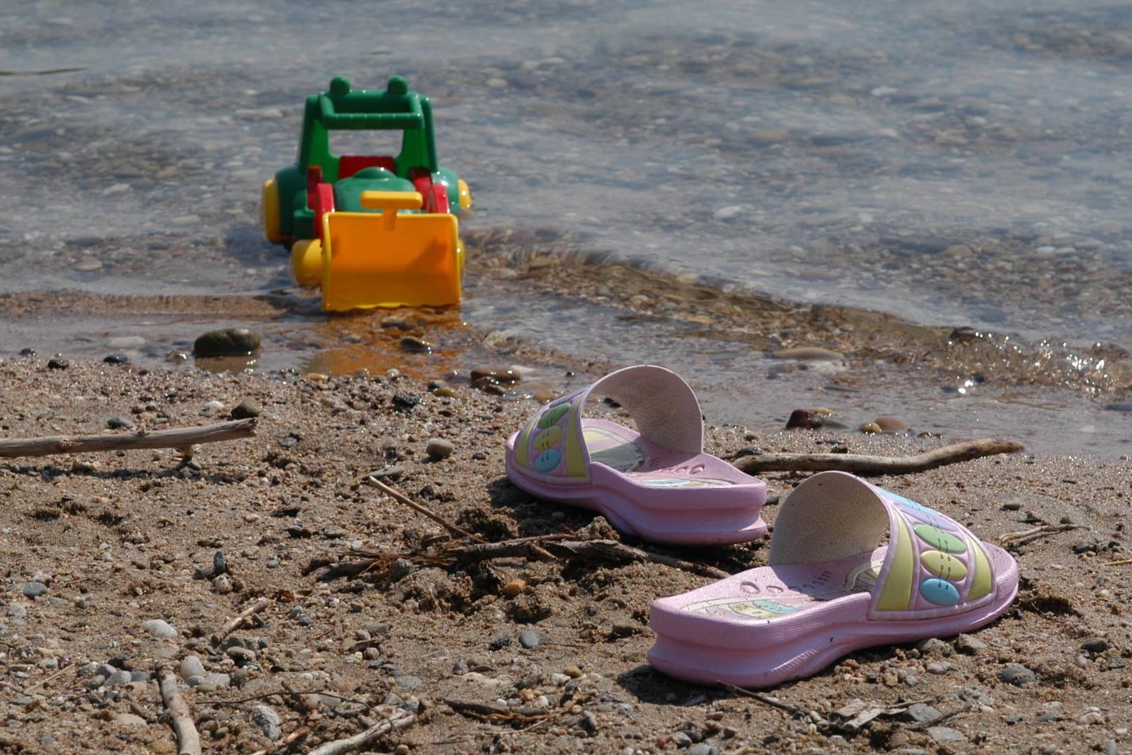 Spielzeug und Badelatschen im Sand: Der Epplesee bei Karlsruhe ist ein beliebtes Erholungsgebiet.