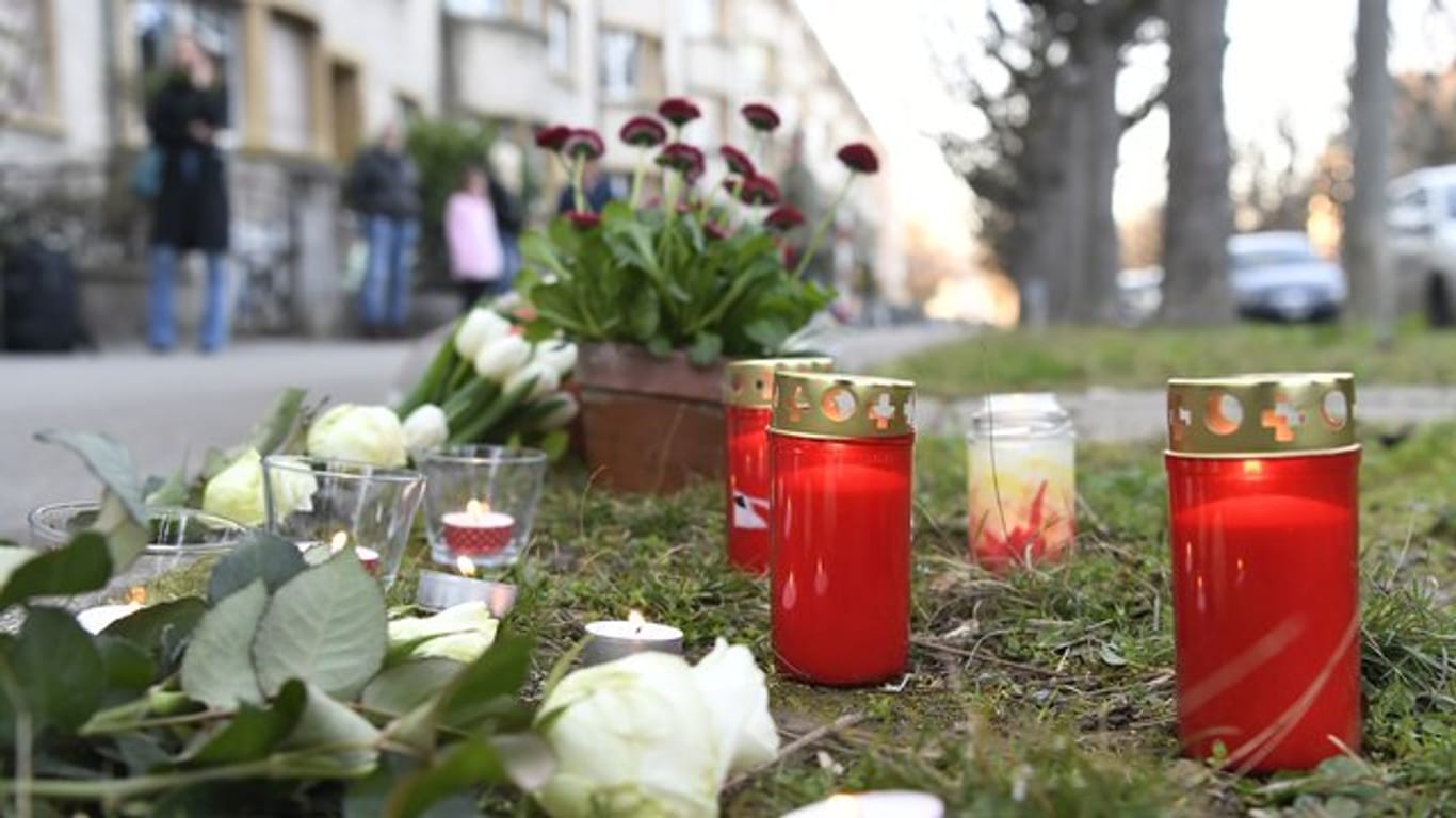 Blumen und Kerzen stehen am Tatort, an dem am 21.