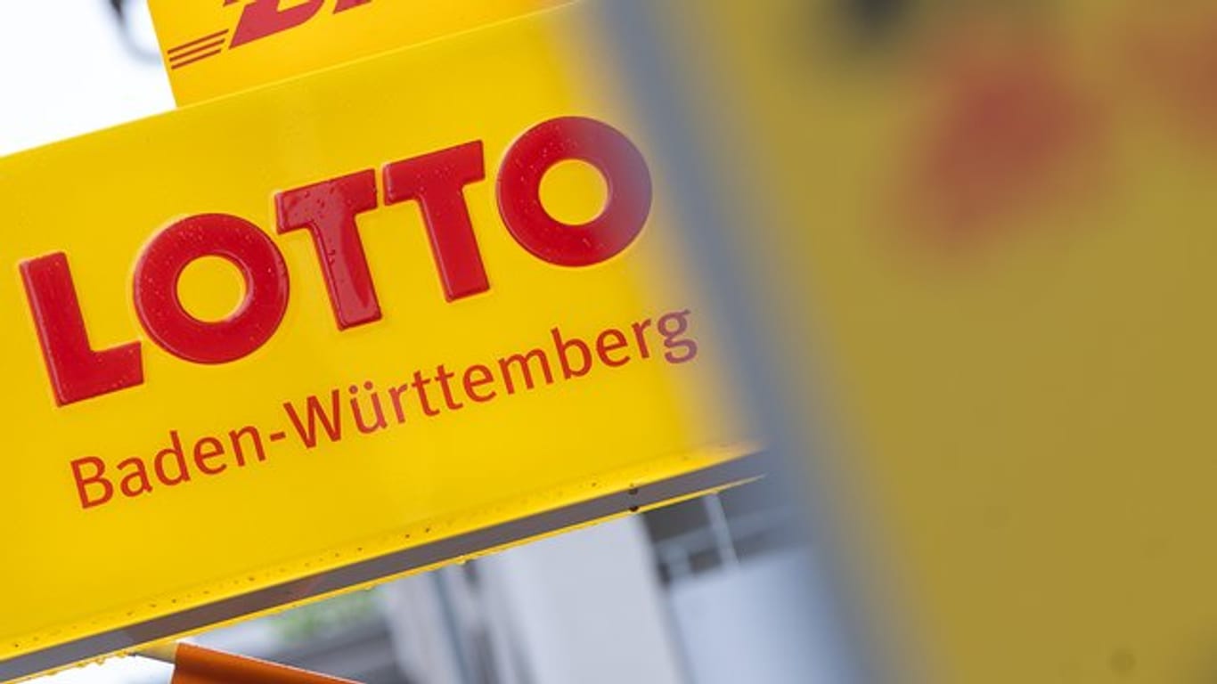 "Lotto Baden-Württemberg" steht auf einem Schild an einer Annahmestelle: In Stuttgart hat jemand sechs Richtige gehabt.