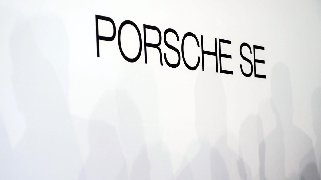 Das Logo der Porsche SE: Der VW-Großaktionär bekommt den coronabedingten Absatzeinbruch bei Deutschlands größtem Autobauer zu spüren.