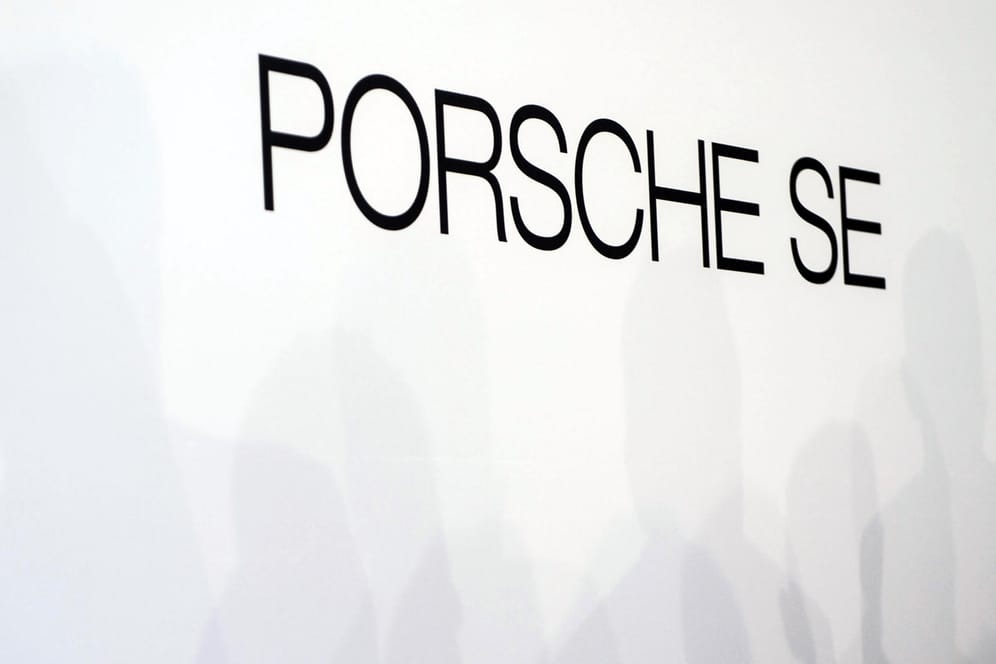 Das Logo der Porsche SE: Der VW-Großaktionär bekommt den coronabedingten Absatzeinbruch bei Deutschlands größtem Autobauer zu spüren.