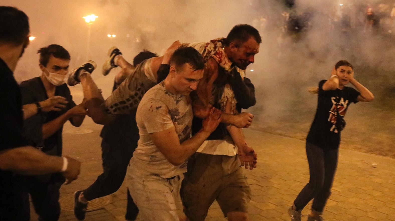 Demonstranten in Minsk tragen einen verletzten Mann davon: Die Polizei hat Tausende Menschen inhaftiert. Demonstranten in Minsk tragen einen verletzten Mann davon: Die Polizei hat Tausende Menschen inhaftiert.