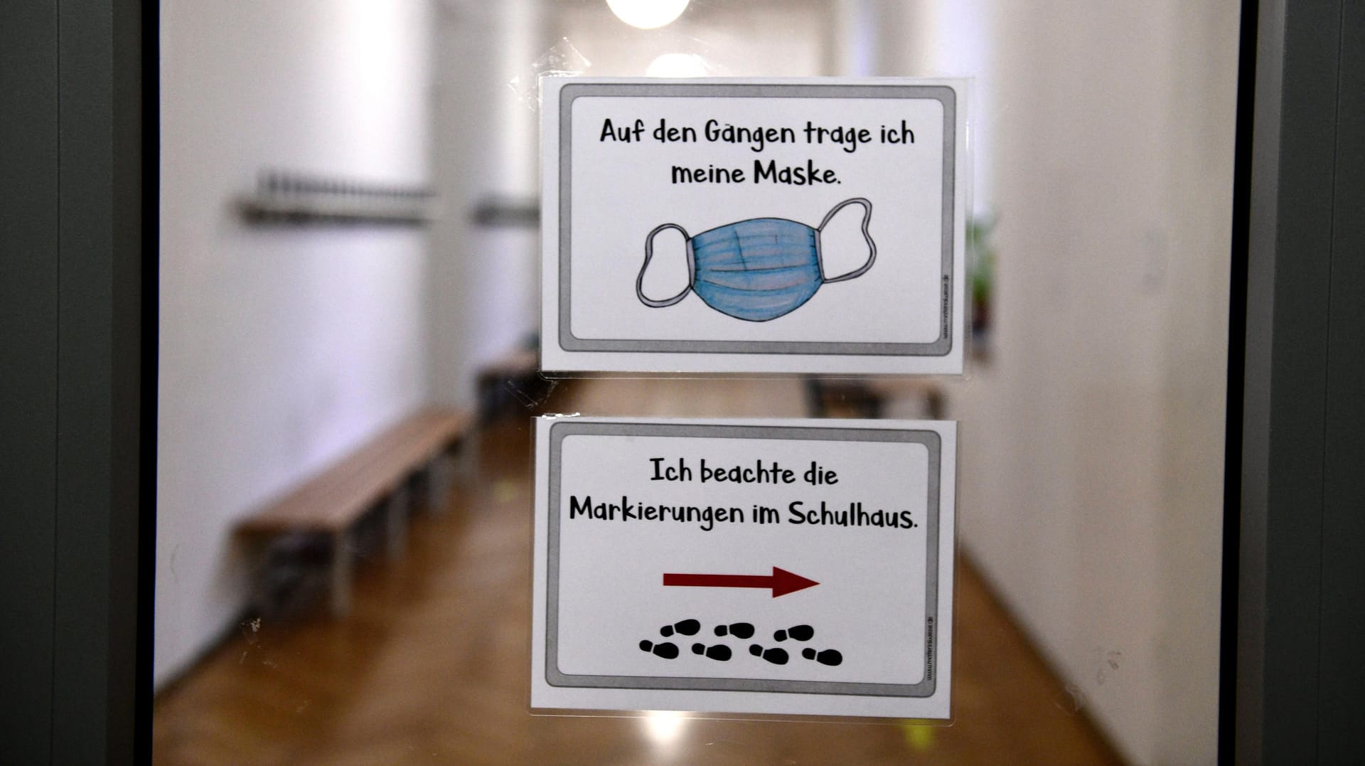 Anweisungen zum Verhalten der Schüler wegen der Corona-Pandemie (Symbolbild): Der Oberbürgermeister von Bielefeld hat die Maßnahme verteidigt. Anweisungen zum Verhalten der Schüler wegen der Corona-Pandemie (Symbolbild): Der Oberbürgermeister von Bielefeld hat die Maßnahme verteidigt.