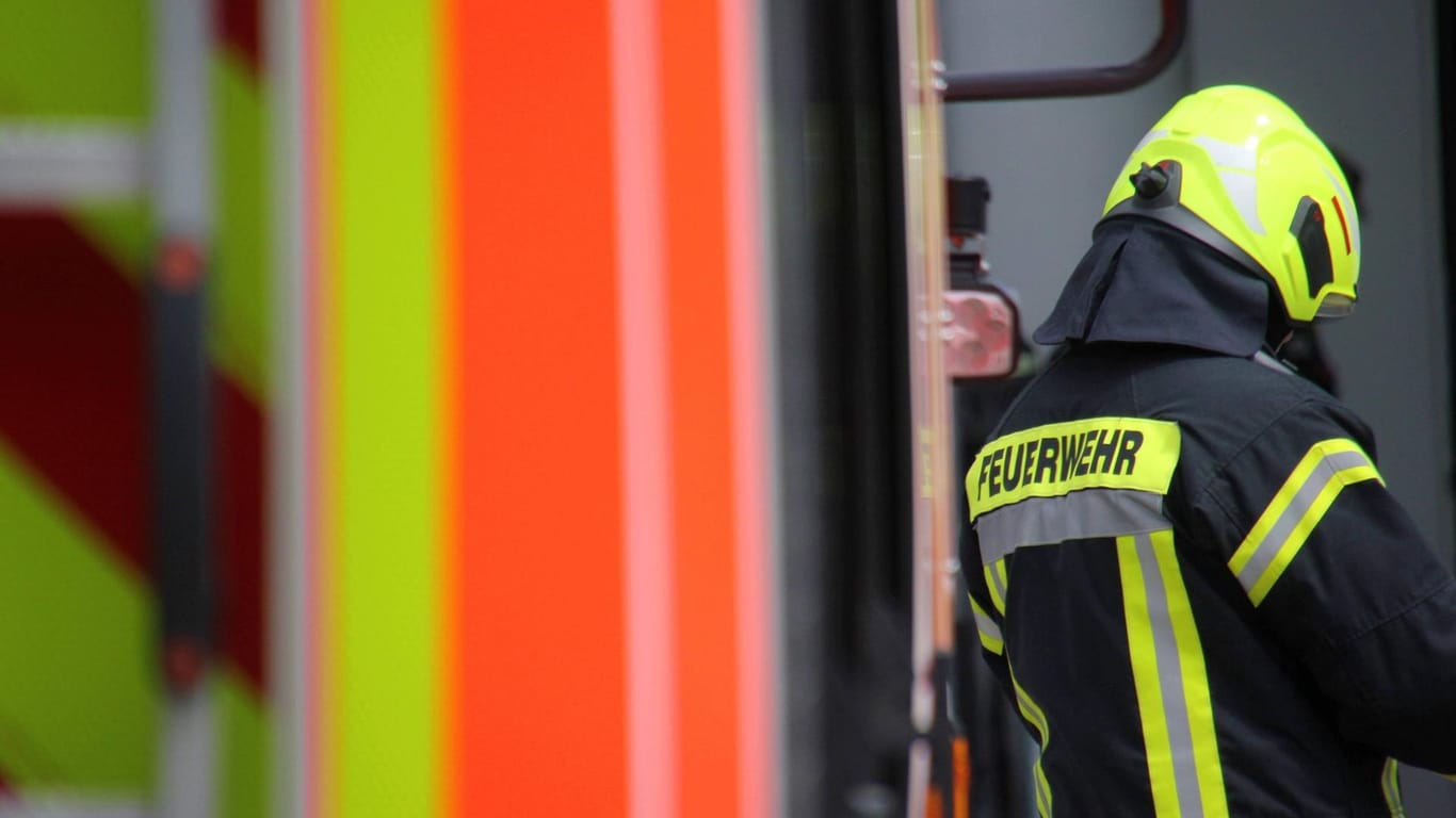 Ein Feuerwehrmann steht neben einem Einsatzwagen (Symbolbild): Taucher der Wolfsburger Berufsfeuerwehr halfen, den verunglückten Mann zu bergen.