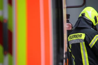 Ein Feuerwehrmann steht neben einem Einsatzwagen (Symbolbild): Taucher der Wolfsburger Berufsfeuerwehr halfen, den verunglückten Mann zu bergen.