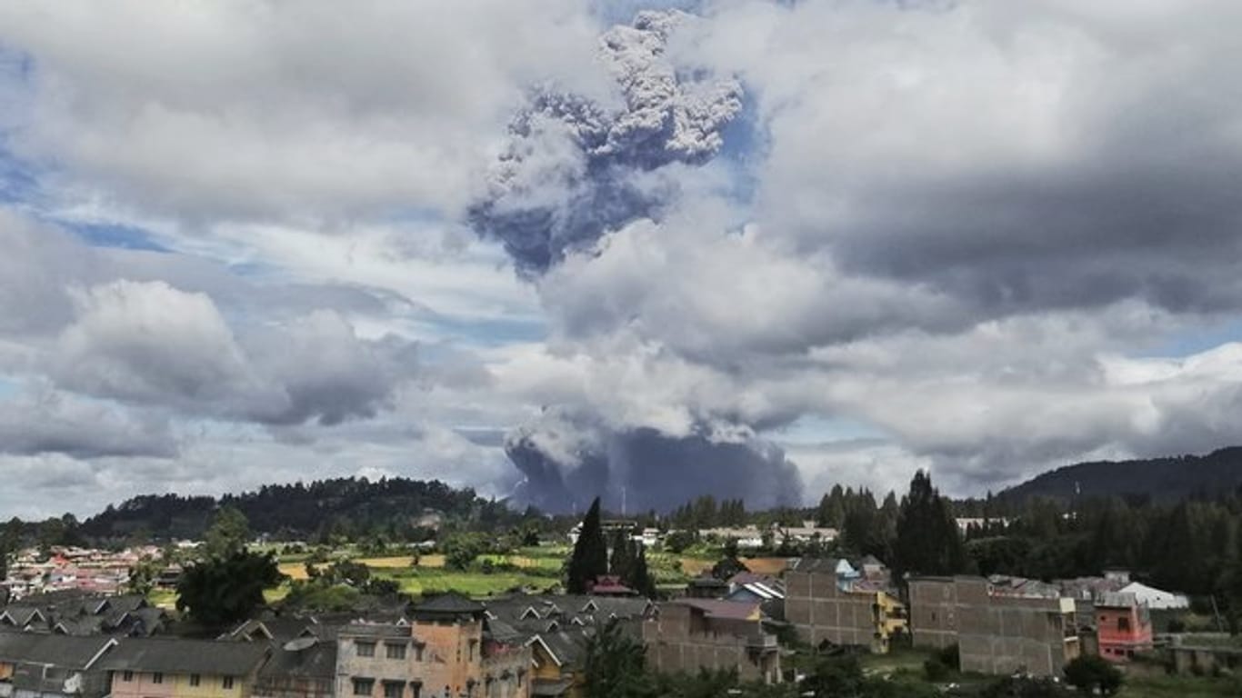 Der Vulkan Sinabung spuckt bei seinem Ausbruch Asche und Rauch in die Luft.