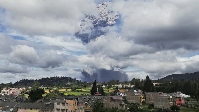 Der Vulkan Sinabung spuckt bei seinem Ausbruch Asche und Rauch in die Luft. Der Vulkan Sinabung spuckt bei seinem Ausbruch Asche und Rauch in die Luft.