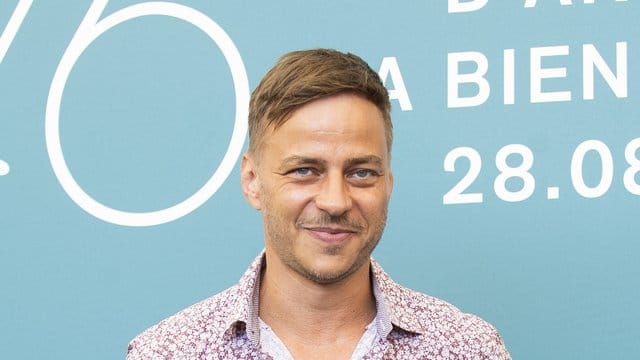 Tom Wlaschiha erfreut sich an seinen Balkon-Tomaten.