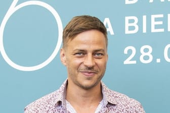 Tom Wlaschiha erfreut sich an seinen Balkon-Tomaten.