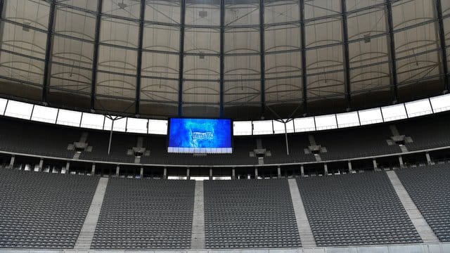 Wegen der Corona-Krise bleiben die Zuschauertribünen in den Fußball-Stadien vorerst leer. Wegen der Corona-Krise bleiben die Zuschauertribünen in den Fußball-Stadien vorerst leer.