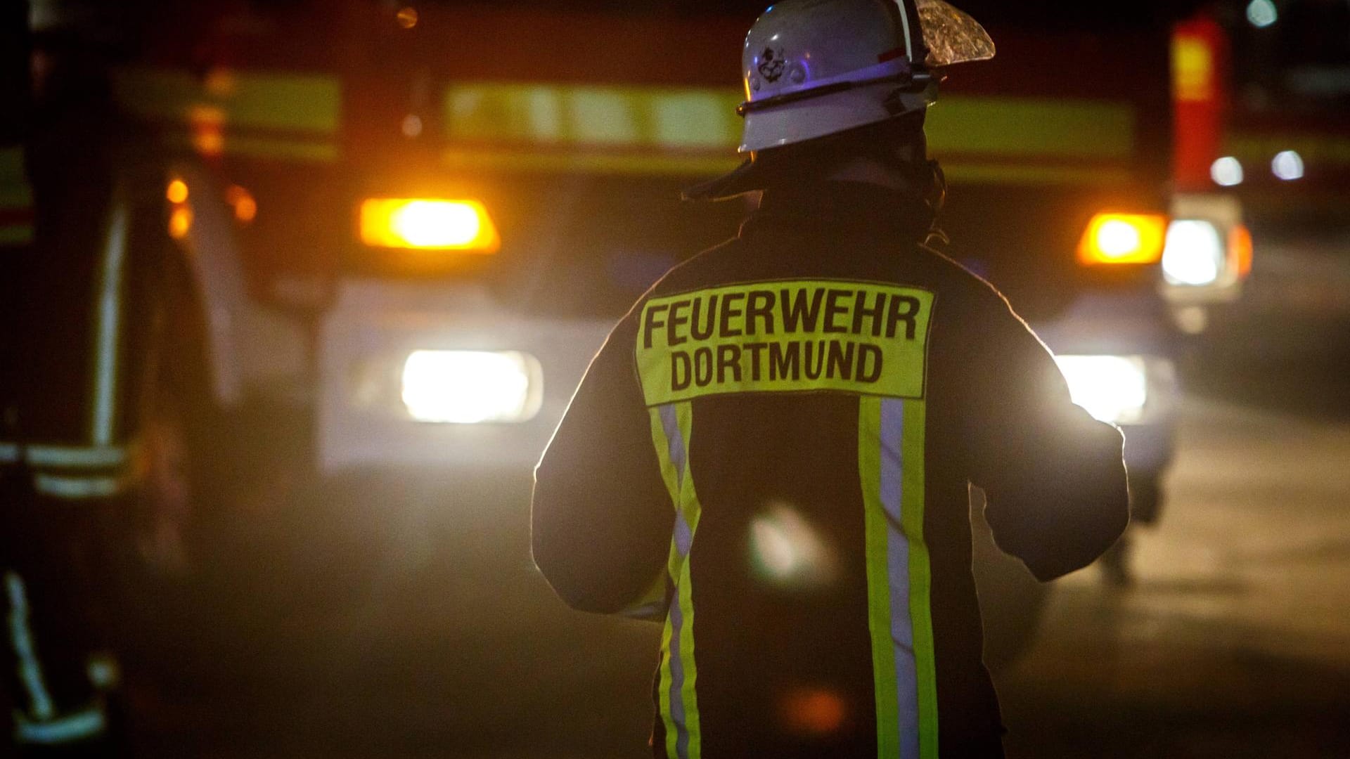Ein Dortmunder Feuerwehrmann steht vor einem Einsatzfahrzeug (Symbolbild): In Dortmund ist eine Frau bei einem Brand ums Leben gekommen. Ein Dortmunder Feuerwehrmann steht vor einem Einsatzfahrzeug (Symbolbild): In Dortmund ist eine Frau bei einem Brand ums Leben gekommen.