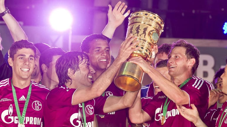 Im Jahr 2011: Benedikt Höwedes (r.) reckt mithilfe seines Schalker Teamkollegen Raúl den DFB-Pokal in die Höhe.