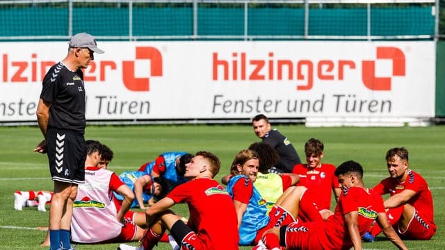 Freiburgs Coach Christian Streich und sein Team beim Trainingsauftakt. Freiburgs Coach Christian Streich und sein Team beim Trainingsauftakt.
