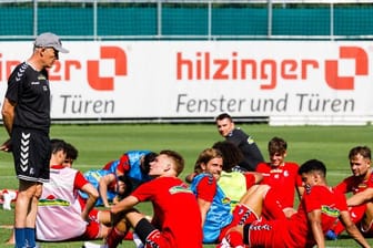 Freiburgs Coach Christian Streich und sein Team beim Trainingsauftakt.