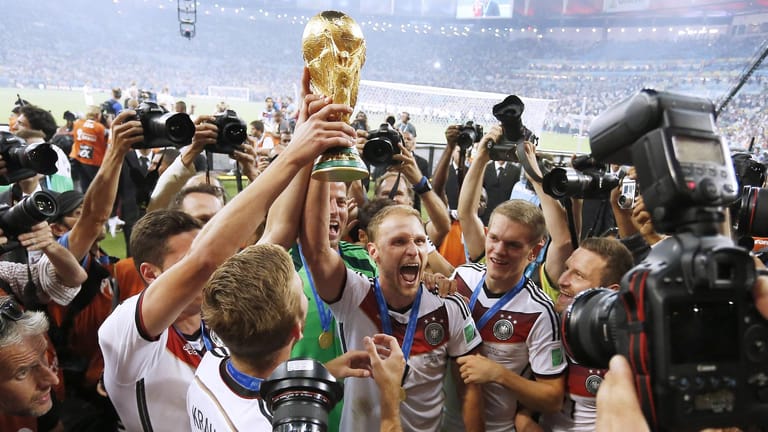 Das Nonplusultra erreichte er im Jahr 2014: Benedikt Höwedes gewinnt mit dem DFB-Team als Stammspieler die Weltmeisterschaft in Brasilien.