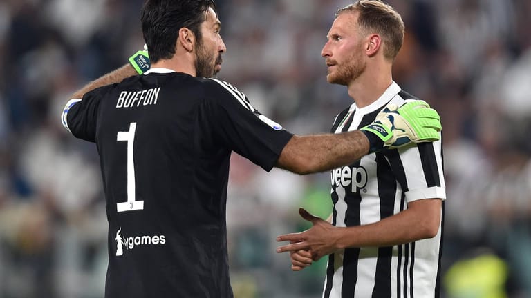 Im Jahr 2018: Höwedes spielte für den italienischen Topklub Juventus Turin. Einer seiner Teamkollegen: Torwartlegende Gianluigi Buffon (l.)