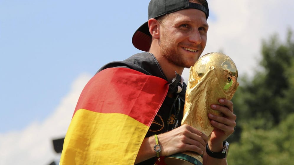 Auf dem Gipfel des Erfolgs: Benedikt Höwedes feiert mit der Nationalmannschaft in Berlin den Gewinn der Weltmeisterschaft 2014.