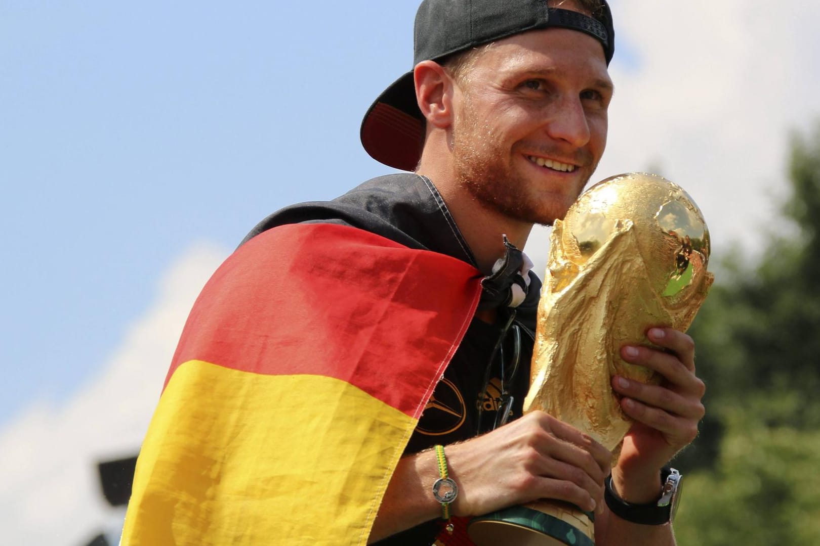 Auf dem Gipfel des Erfolgs: Benedikt Höwedes feiert mit der Nationalmannschaft in Berlin den Gewinn der Weltmeisterschaft 2014.