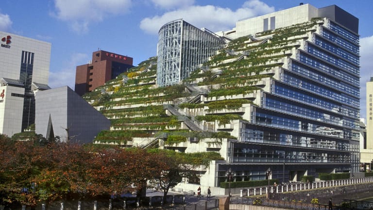Begrüntes Haus in Fukuoka, Japan: Vegetation in den Städten trägt zur Abkühlung bei.