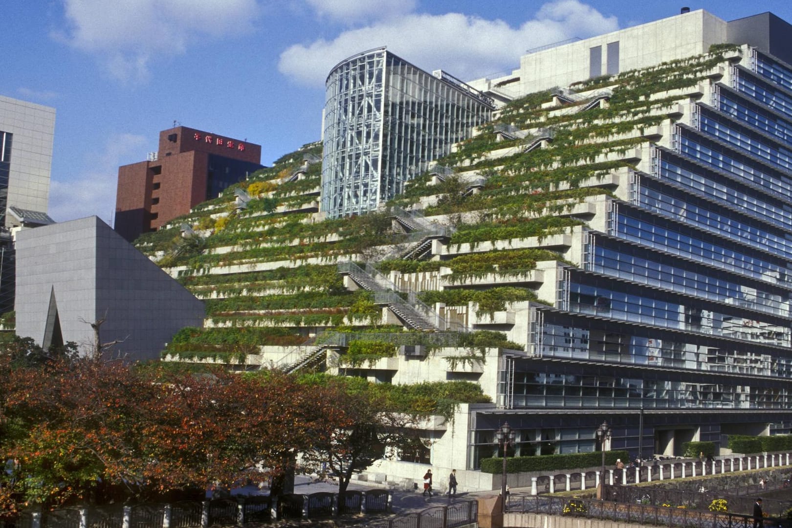 Begrüntes Haus in Fukuoka, Japan: Vegetation in den Städten trägt zur Abkühlung bei.