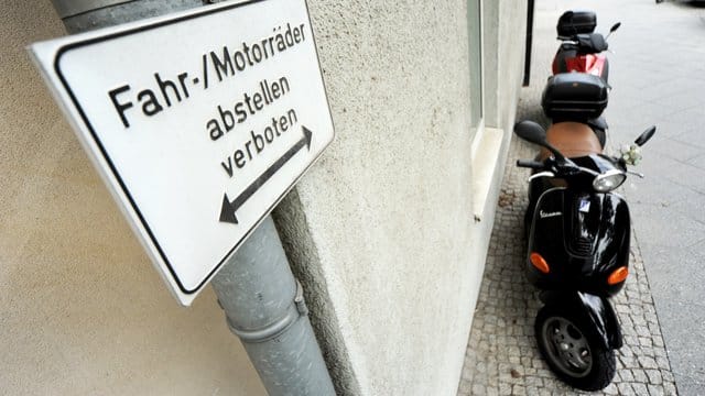 So eigentlich nicht: Das Parken auf Gehwegen ist offiziell verboten – auch ohne ausdrückliches Hinweisschild.