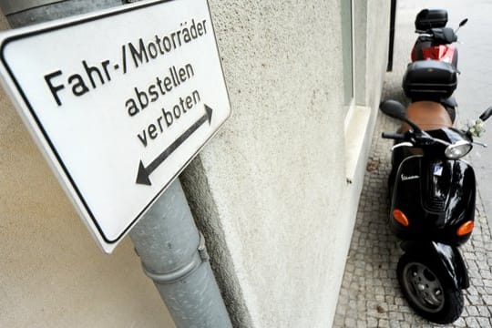 So eigentlich nicht: Das Parken auf Gehwegen ist offiziell verboten – auch ohne ausdrückliches Hinweisschild.