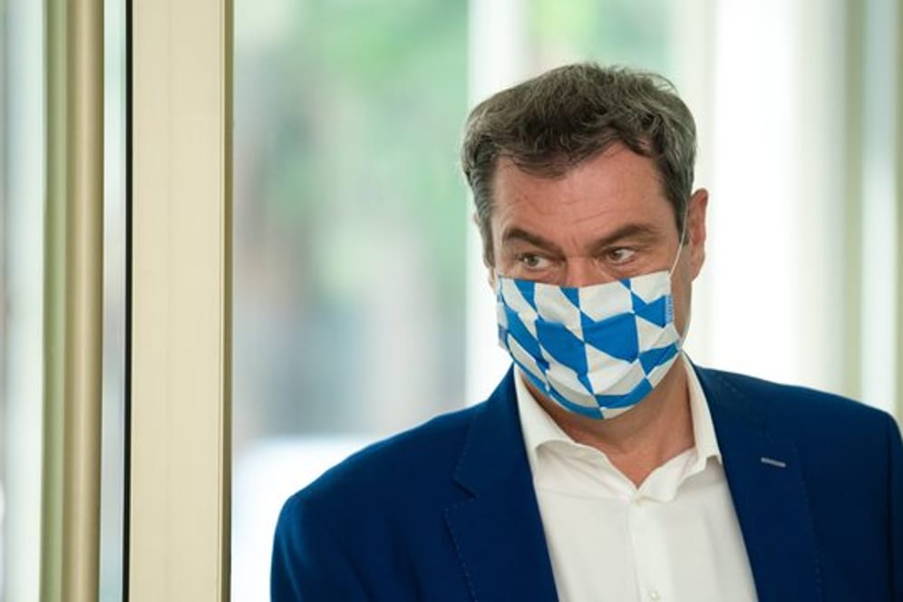 Markus Söder (CSU) mit Maske in bayerischen Landesfarben.